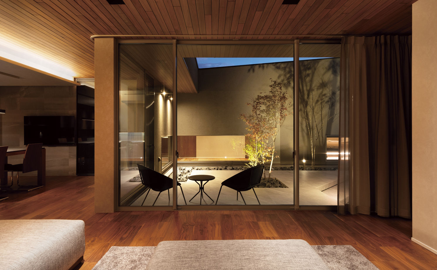 クラシスホーム 【平屋/中庭/ホテルライク】邸宅感あふれるプライベート平屋。四季の美と夜景を愉しむ上質な住まいの建築実例画像5