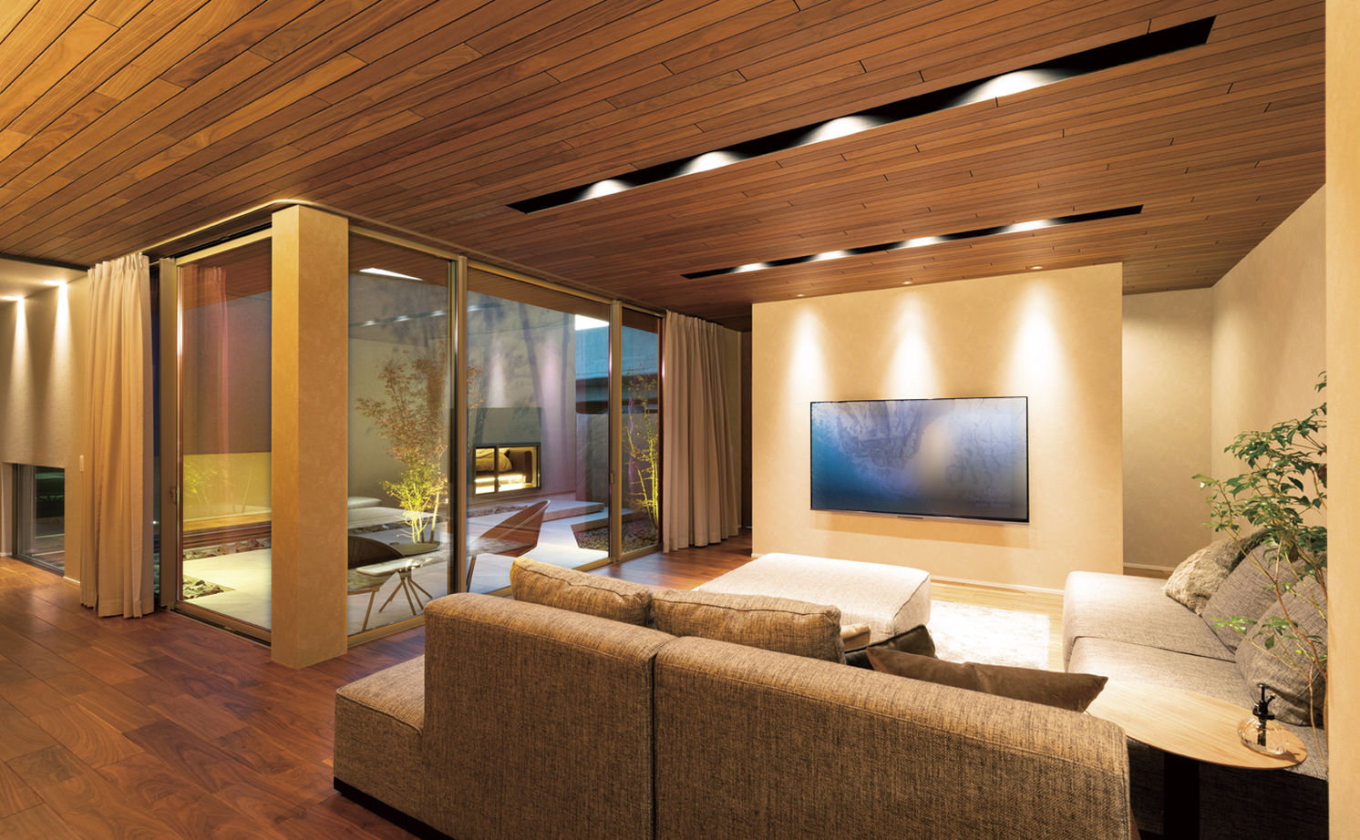 クラシスホーム 【平屋/中庭/ホテルライク】邸宅感あふれるプライベート平屋。四季の美と夜景を愉しむ上質な住まいの建築実例画像7