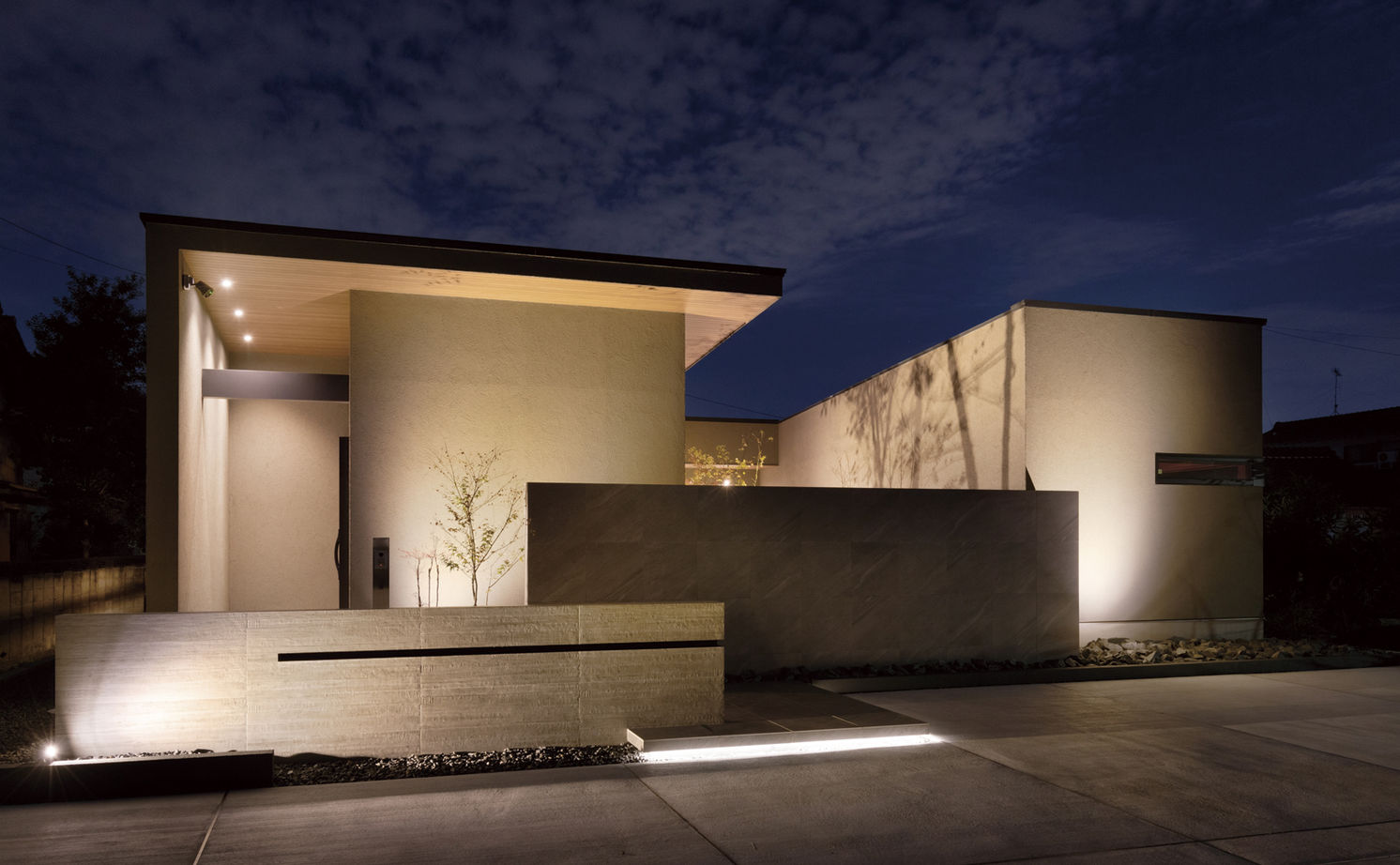 クラシスホーム 【平屋/中庭/ホテルライク】邸宅感あふれるプライベート平屋。四季の美と夜景を愉しむ上質な住まいの建築実例画像12