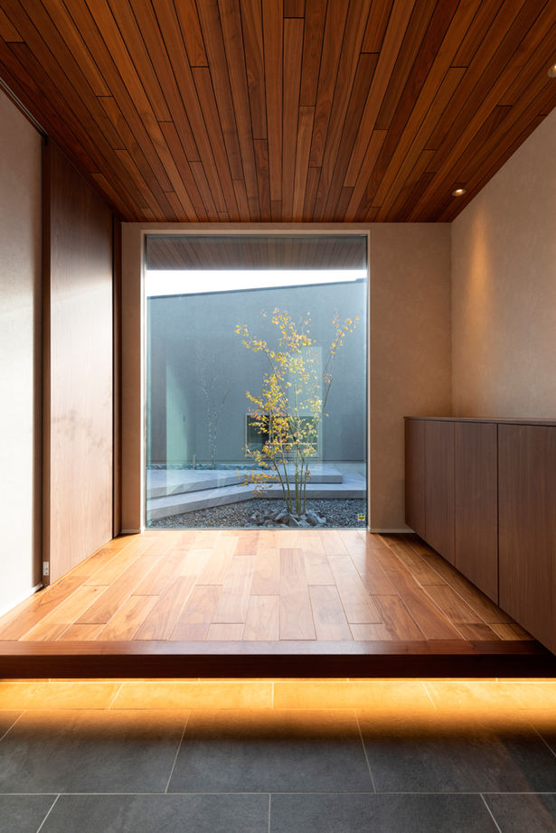 クラシスホーム 【平屋/中庭/ホテルライク】邸宅感あふれるプライベート平屋。四季の美と夜景を愉しむ上質な住まいの建築実例画像14