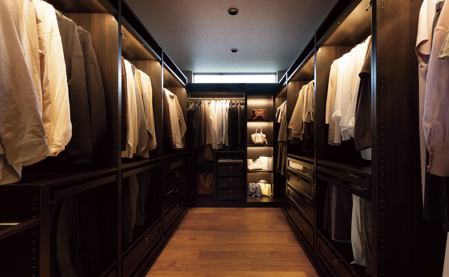 クラシスホーム 【平屋/中庭/ホテルライク】邸宅感あふれるプライベート平屋。四季の美と夜景を愉しむ上質な住まいの建築実例画像17