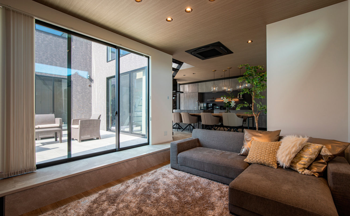 クラシスホーム 【4LDK/49坪/シンプルモダン/中庭/コの字/間取図】大開口でLDKと繋がる中庭。ホテルライクに暮らす上質な家の建築実例画像2