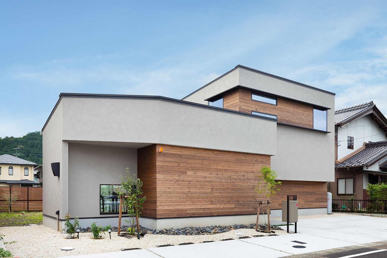 クラシスホーム 【2000万円台/46.4坪/半平屋/ウォルナット】吹抜け階段から光が降り注ぐ、家族の気配を感じる住まいの建築実例画像1