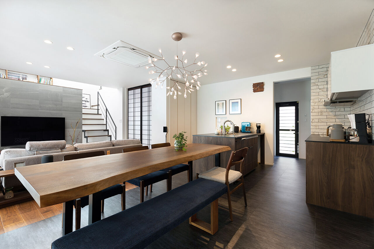 クラシスホーム 【2000万円台/46.4坪/半平屋/ウォルナット】吹抜け階段から光が降り注ぐ、家族の気配を感じる住まいの建築実例画像2