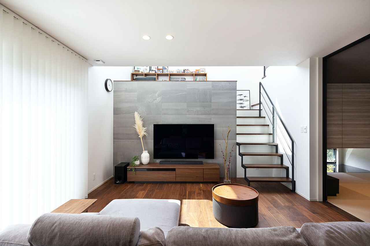 クラシスホーム 【2000万円台/46.4坪/半平屋/ウォルナット】吹抜け階段から光が降り注ぐ、家族の気配を感じる住まいの建築実例画像3