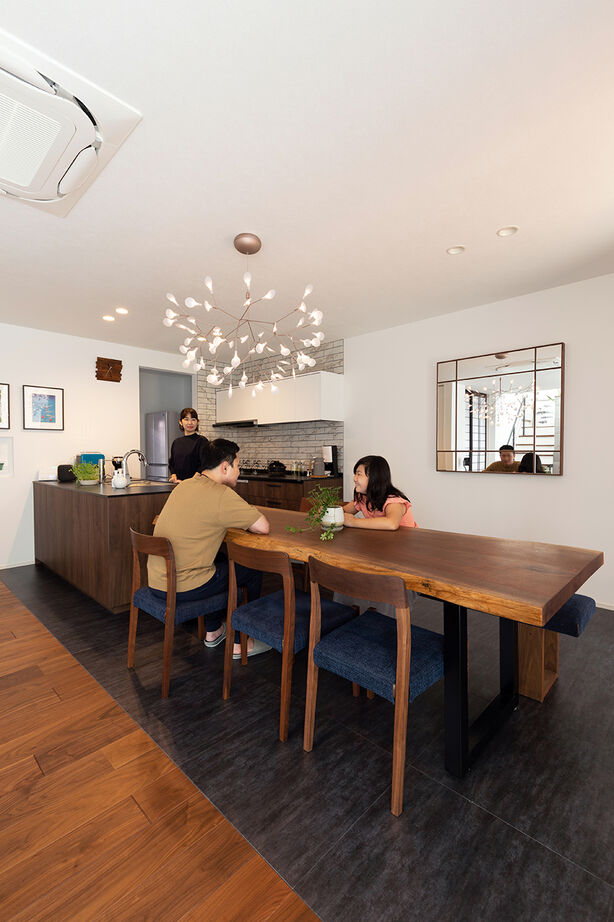 クラシスホーム 【2000万円台/46.4坪/半平屋/ウォルナット】吹抜け階段から光が降り注ぐ、家族の気配を感じる住まいの建築実例画像4