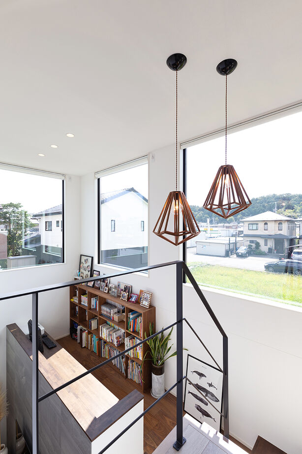クラシスホーム 【2000万円台/46.4坪/半平屋/ウォルナット】吹抜け階段から光が降り注ぐ、家族の気配を感じる住まいの建築実例画像6