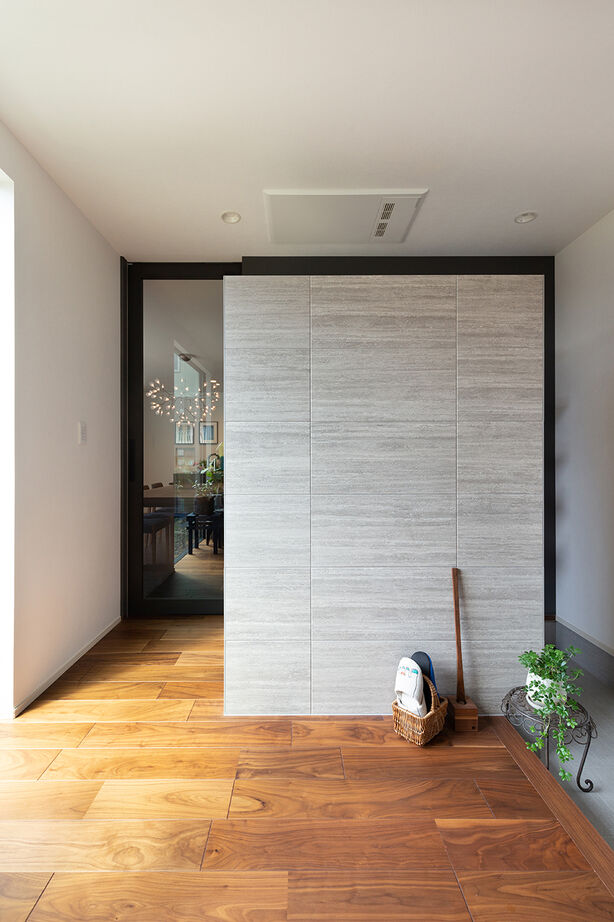 クラシスホーム 【2000万円台/46.4坪/半平屋/ウォルナット】吹抜け階段から光が降り注ぐ、家族の気配を感じる住まいの建築実例画像7