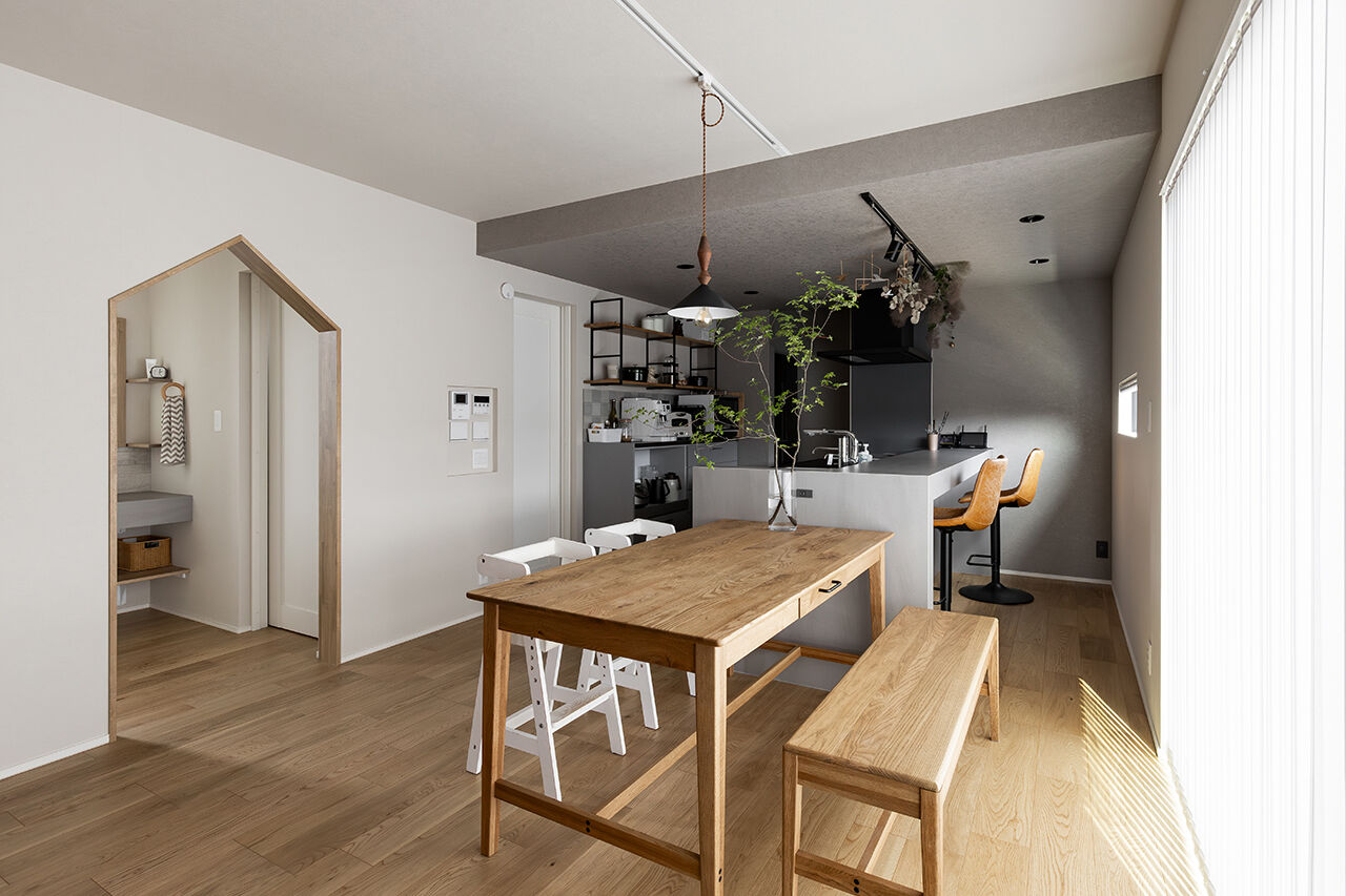 クラシスホーム 【2000万円台/4LDK/グレージュ/カフェスタイル/間取り図】アーチ型ニッチや造作棚が映える。遊び心ある家の建築実例画像4