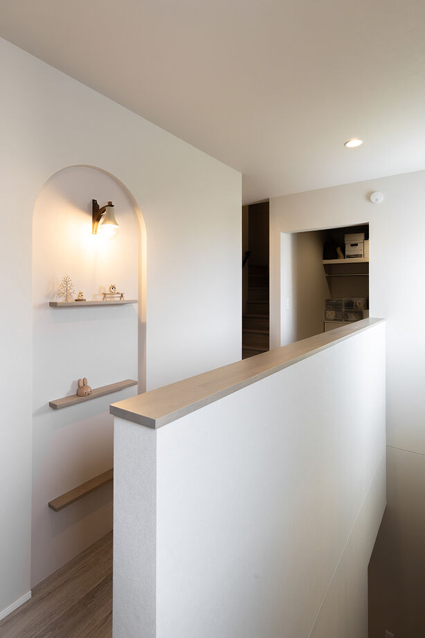 クラシスホーム 【2000万円台/4LDK/グレージュ/カフェスタイル/間取り図】アーチ型ニッチや造作棚が映える。遊び心ある家の建築実例画像8