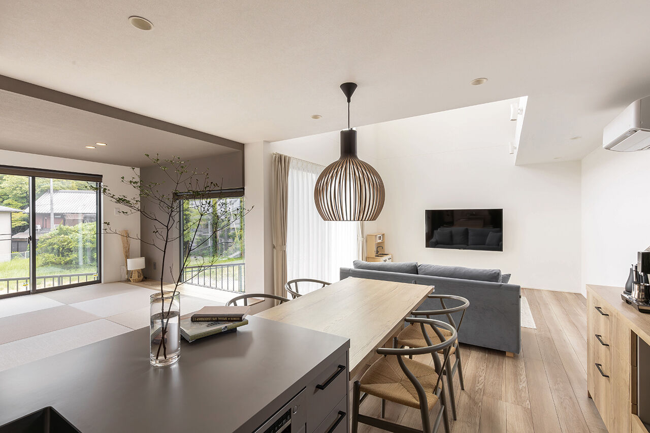 クラシスホーム 【2000万円台/3LDK/吹抜けリビング/畳コーナー/間取り図】リビングに自然光が降り注ぐナチュラルモダンな家の建築実例画像3