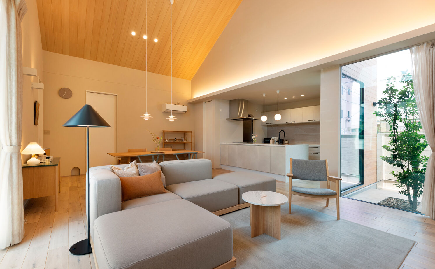 クラシスホーム 【2000万円台/3LDK/平屋/中庭/ジャパンディ/間取図】20畳超のLDKと勾配天井。ゆとりと上質感ある平屋暮らしの建築実例画像2