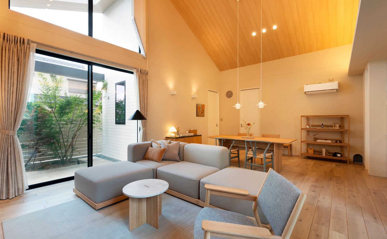 クラシスホーム 【2000万円台/3LDK/平屋/中庭/ジャパンディ/間取図】20畳超のLDKと勾配天井。ゆとりと上質感ある平屋暮らしの建築実例画像4