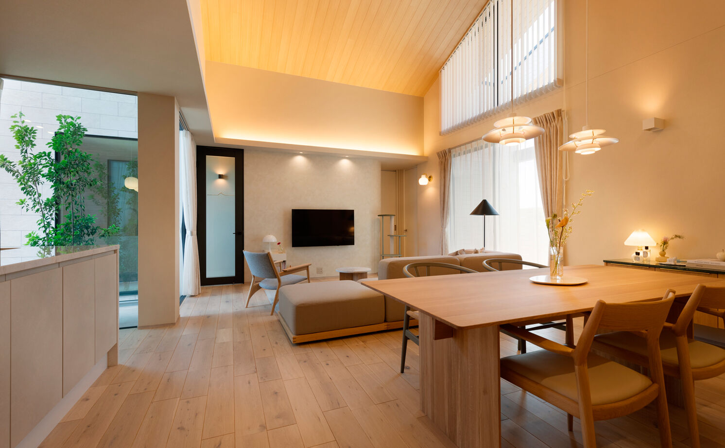 クラシスホーム 【2000万円台/3LDK/平屋/中庭/ジャパンディ/間取図】20畳超のLDKと勾配天井。ゆとりと上質感ある平屋暮らしの建築実例画像7