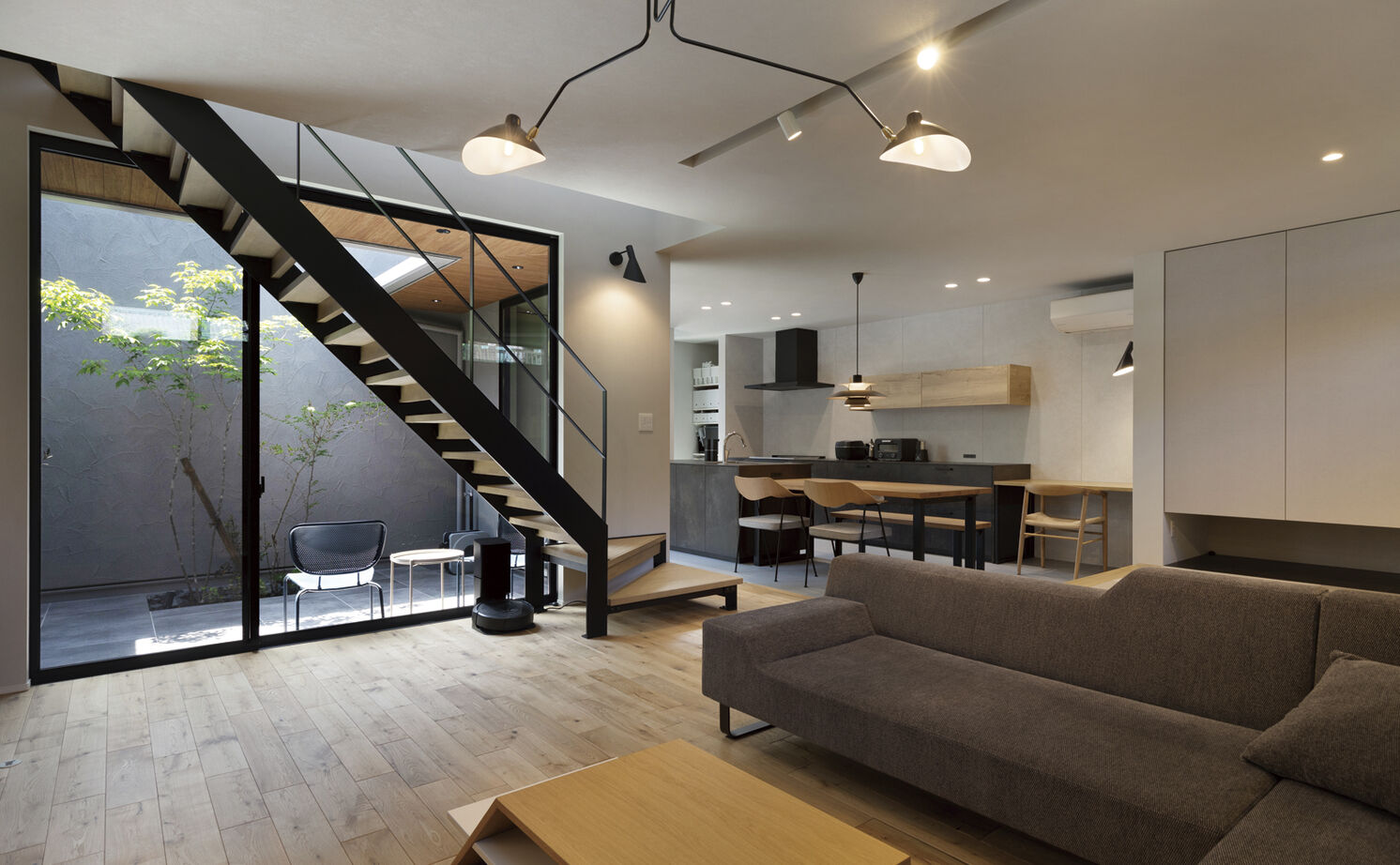 クラシスホーム 【2000万円台/2LDK/42坪/シンプルモダン/中庭/間取図】庭に面して広がる、理想を形にしたプライベート空間の建築実例画像2