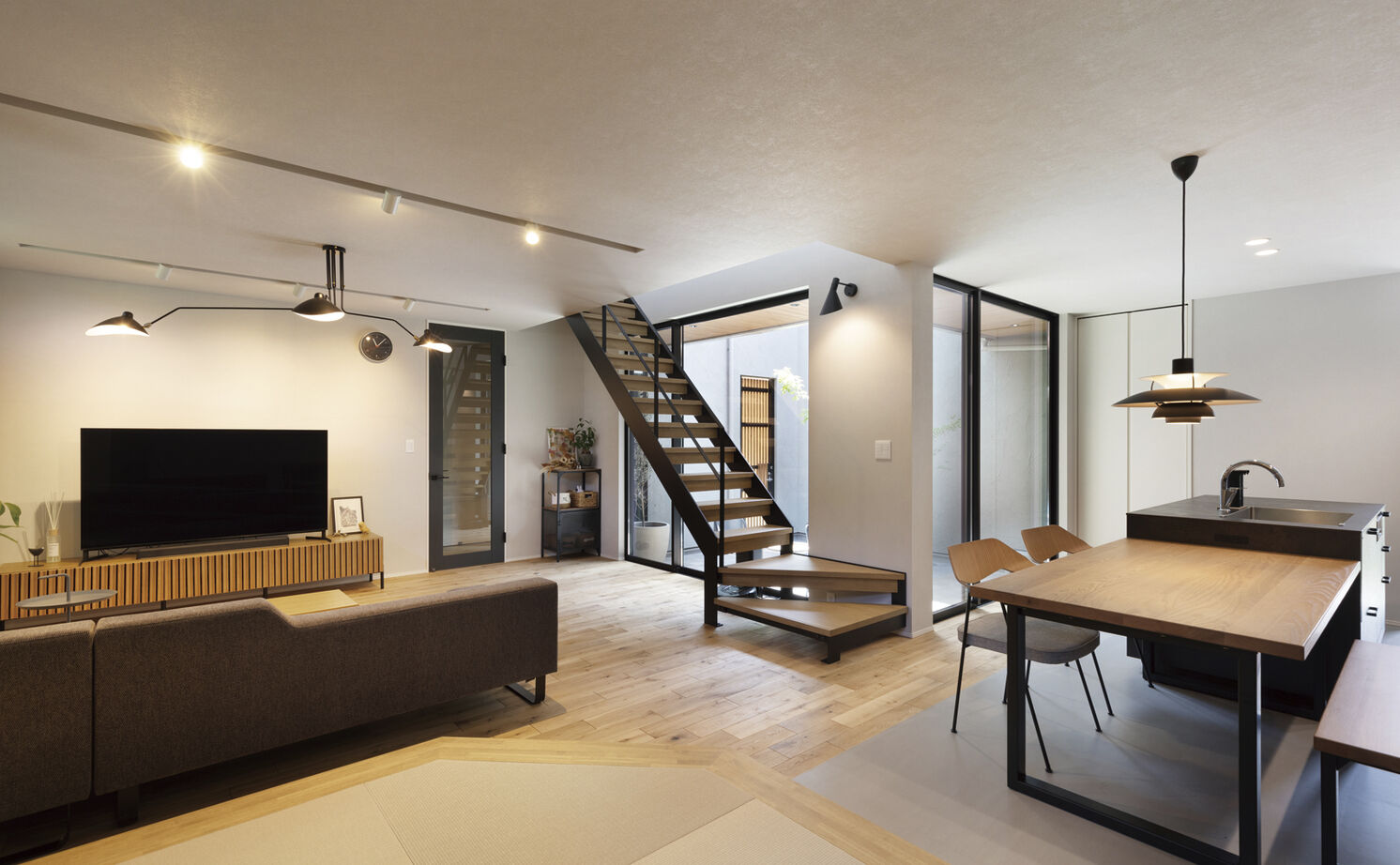 クラシスホーム 【2000万円台/2LDK/42坪/シンプルモダン/中庭/間取図】庭に面して広がる、理想を形にしたプライベート空間の建築実例画像3