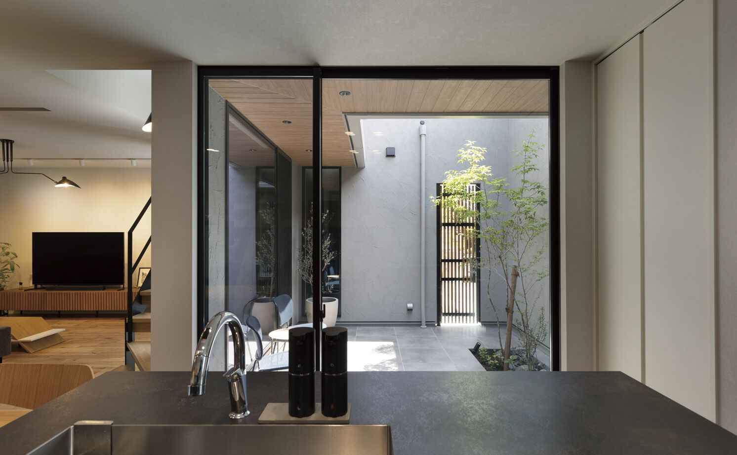 クラシスホーム 【2000万円台/2LDK/42坪/シンプルモダン/中庭/間取図】庭に面して広がる、理想を形にしたプライベート空間の建築実例画像6