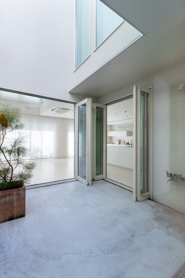 クラシスホーム 【2000万円台/42坪/シンプルモダン/中庭/間取り図】内側に開く設計でプライベート感満喫。開放的に暮らす家の建築実例画像5