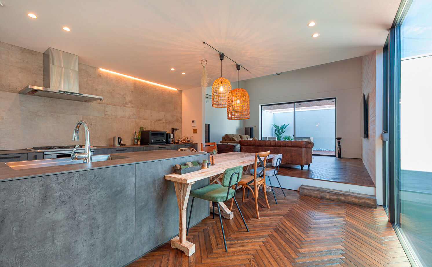 クラシスホーム 【2LDK/45坪/リゾート/2階リビング/ガレージ/間取り図】古材が映えるヴィンテージ空間。バルコニーで寛ぐ家の建築実例画像2