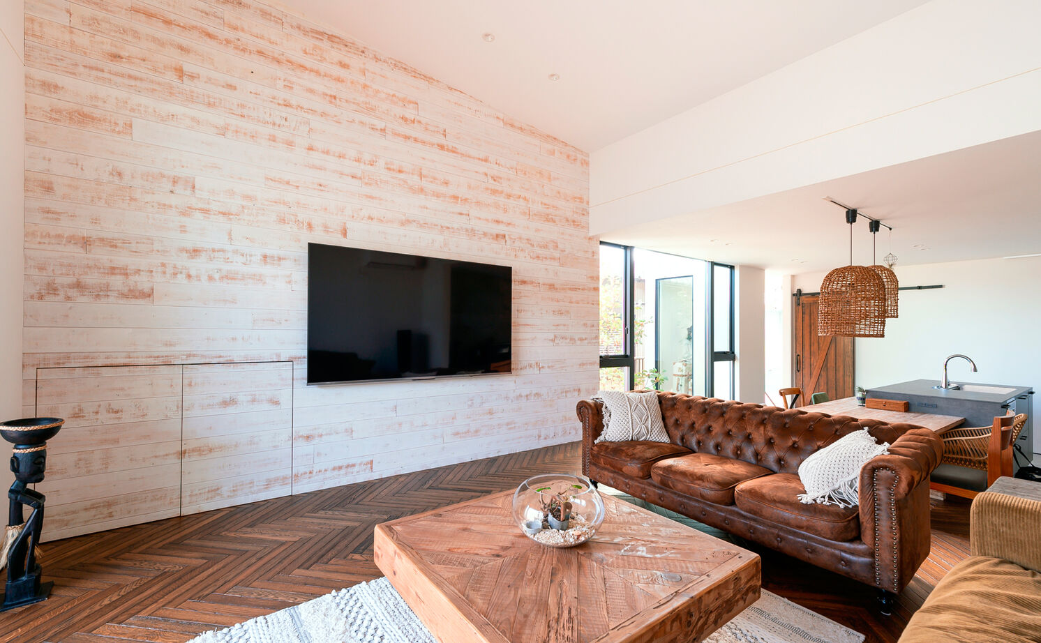 クラシスホーム 【2LDK/45坪/リゾート/2階リビング/ガレージ/間取り図】古材が映えるヴィンテージ空間。バルコニーで寛ぐ家の建築実例画像3