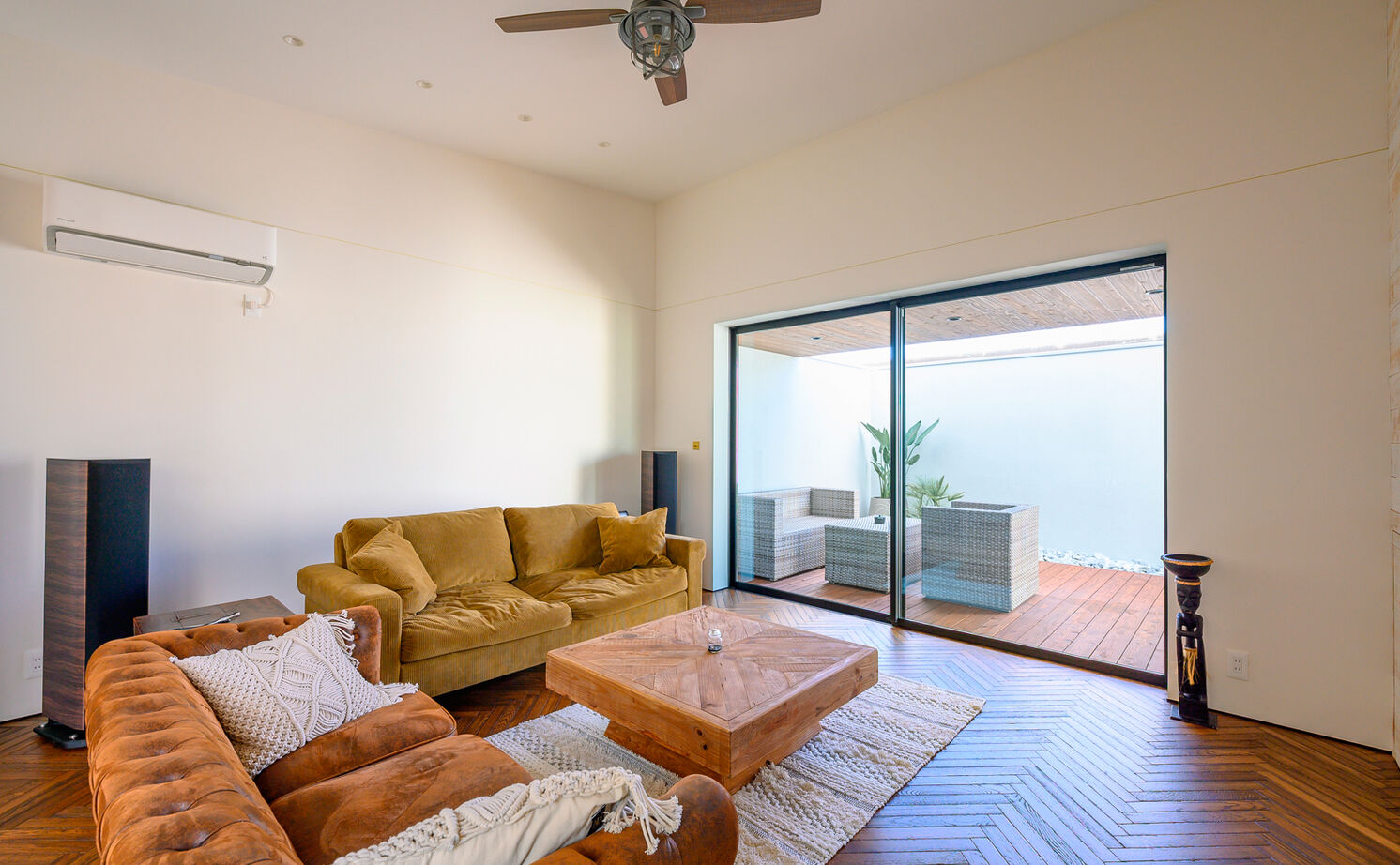 クラシスホーム 【2LDK/45坪/リゾート/2階リビング/ガレージ/間取り図】古材が映えるヴィンテージ空間。バルコニーで寛ぐ家の建築実例画像4