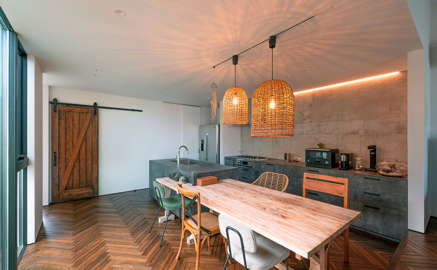 クラシスホーム 【2LDK/45坪/リゾート/2階リビング/ガレージ/間取り図】古材が映えるヴィンテージ空間。バルコニーで寛ぐ家の建築実例画像6