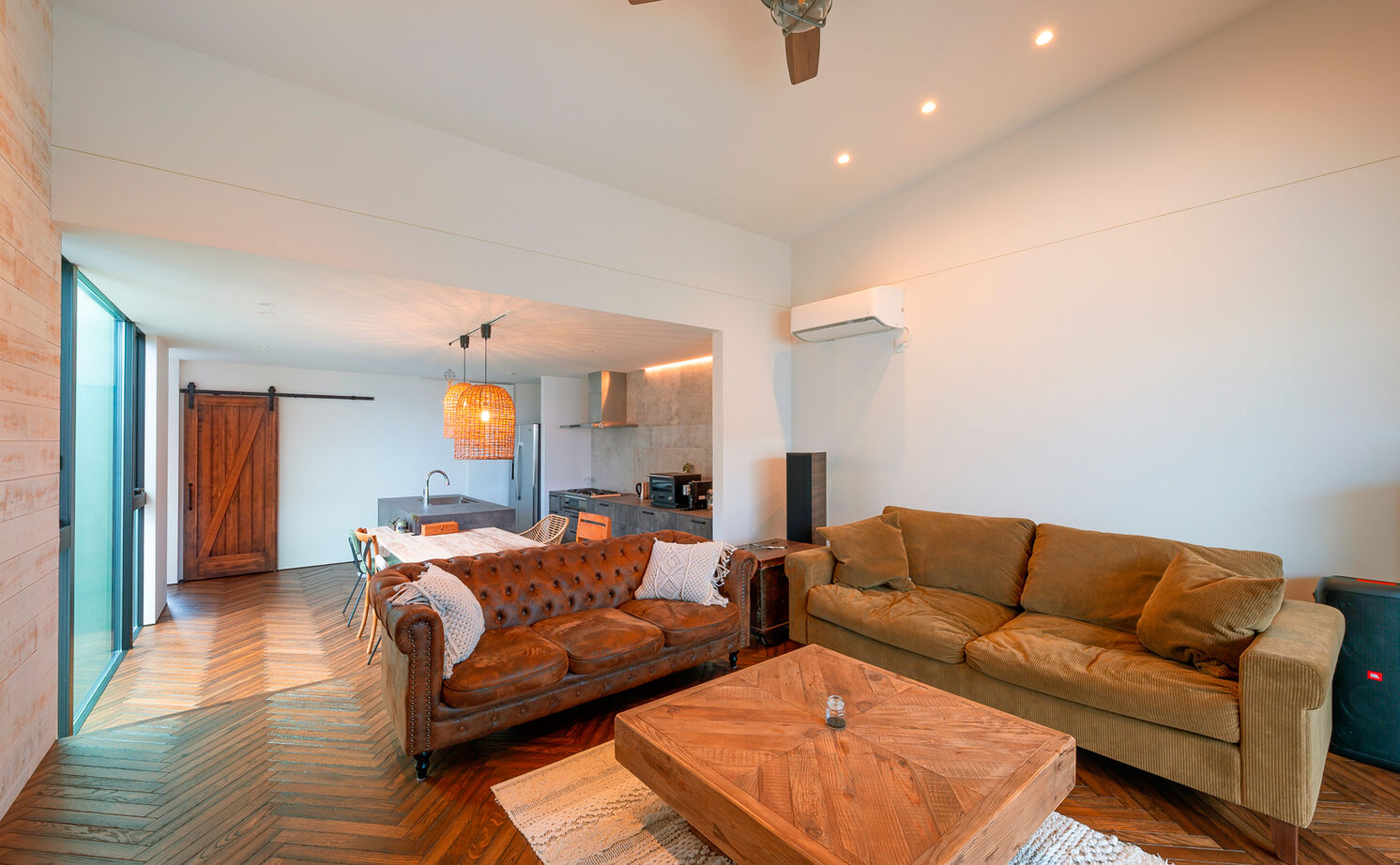 クラシスホーム 【2LDK/45坪/リゾート/2階リビング/ガレージ/間取り図】古材が映えるヴィンテージ空間。バルコニーで寛ぐ家の建築実例画像7