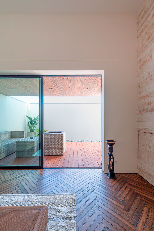 クラシスホーム 【2LDK/45坪/リゾート/2階リビング/ガレージ/間取り図】古材が映えるヴィンテージ空間。バルコニーで寛ぐ家の建築実例画像8