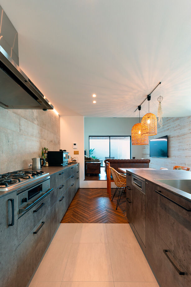 クラシスホーム 【2LDK/45坪/リゾート/2階リビング/ガレージ/間取り図】古材が映えるヴィンテージ空間。バルコニーで寛ぐ家の建築実例画像9