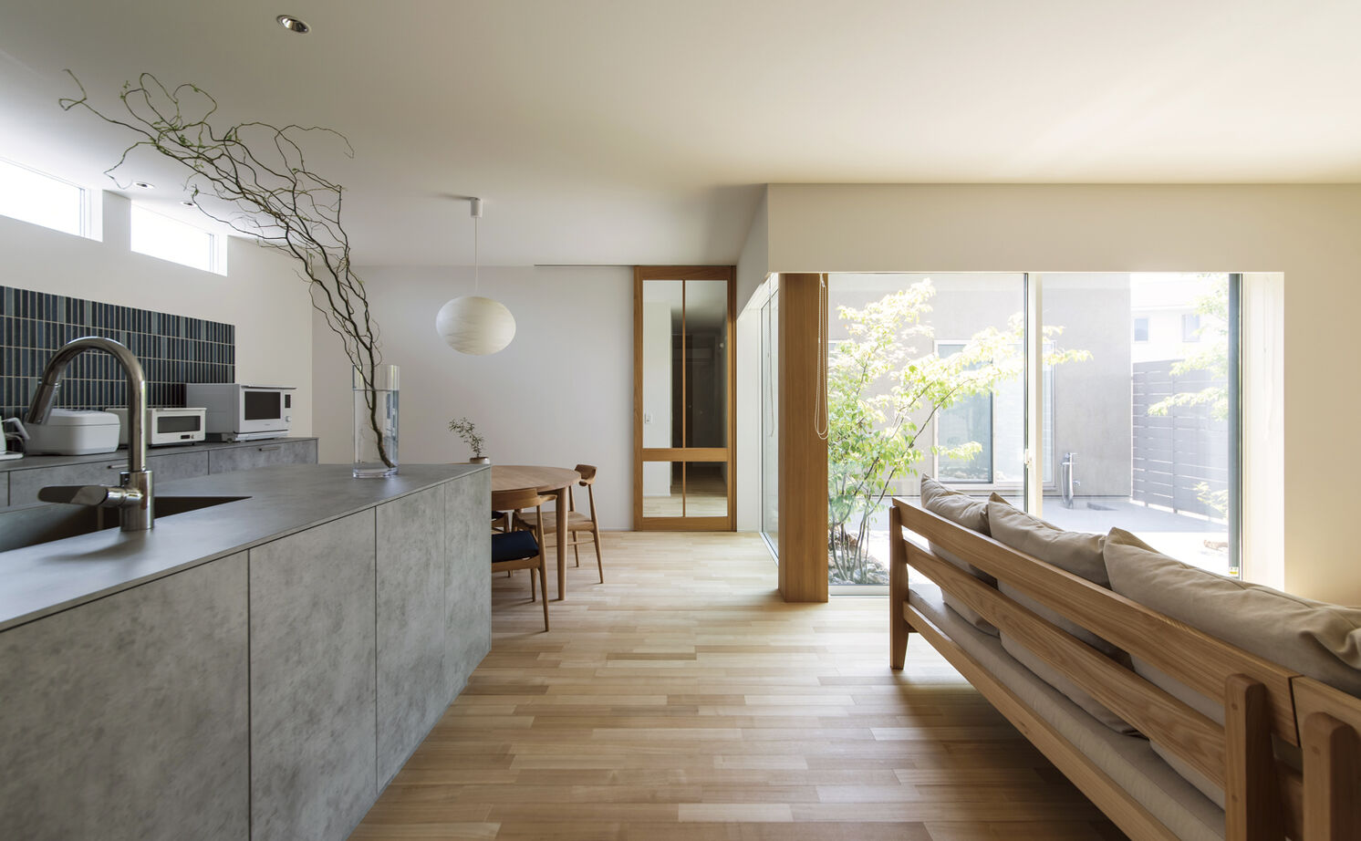 クラシスホーム 【2000万円台/39.7坪/ナチュラルモダン】木の温もりと塗り壁の質感。中庭の景色が暮らしを豊かにする家の建築実例画像2