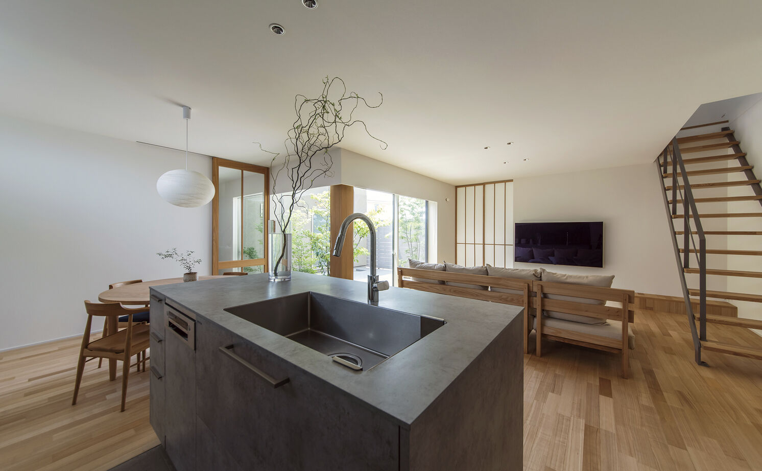 クラシスホーム 【2000万円台/39.7坪/ナチュラルモダン】木の温もりと塗り壁の質感。中庭の景色が暮らしを豊かにする家の建築実例画像3