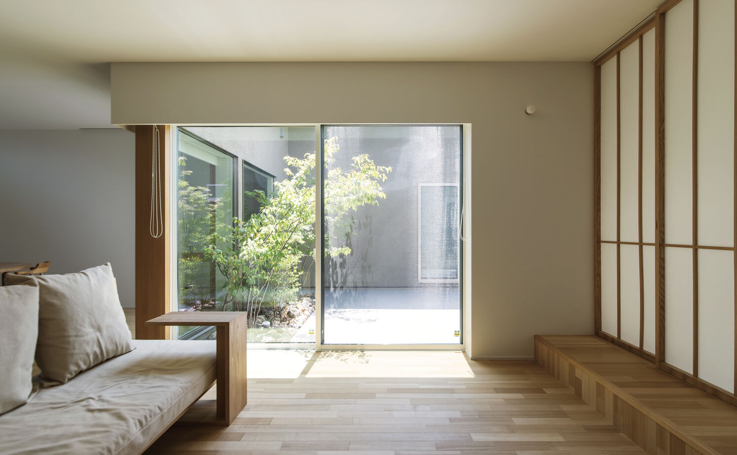 クラシスホーム 【2000万円台/39.7坪/ナチュラルモダン】木の温もりと塗り壁の質感。中庭の景色が暮らしを豊かにする家の建築実例画像6