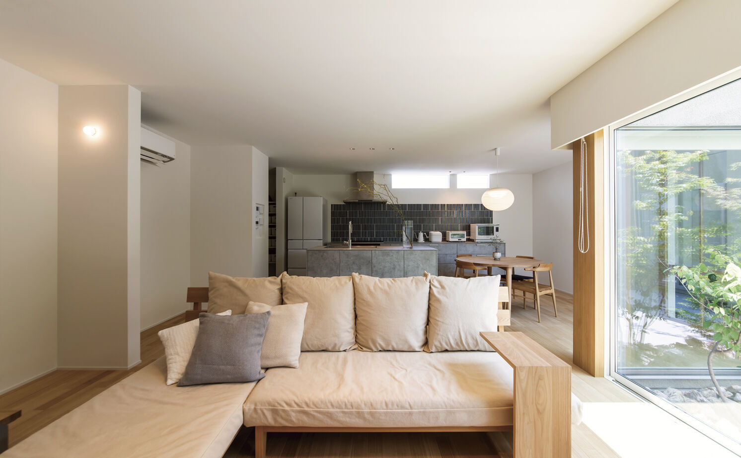 クラシスホーム 【2000万円台/39.7坪/ナチュラルモダン】木の温もりと塗り壁の質感。中庭の景色が暮らしを豊かにする家の建築実例画像7