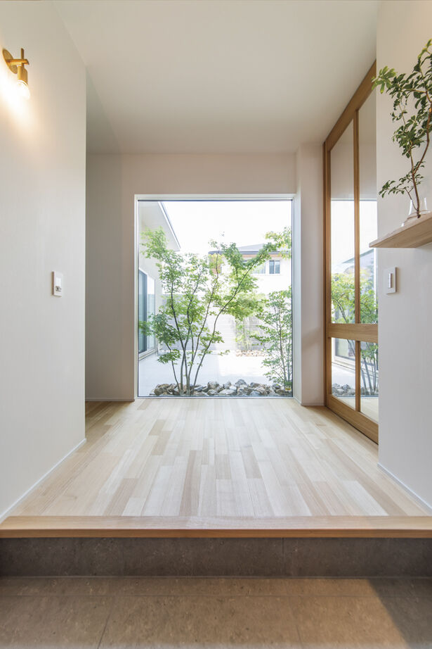 クラシスホーム 【2000万円台/39.7坪/ナチュラルモダン】木の温もりと塗り壁の質感。中庭の景色が暮らしを豊かにする家の建築実例画像12