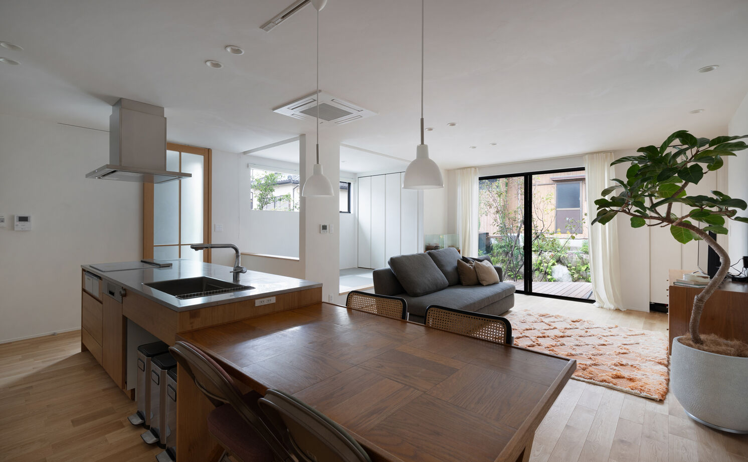 クラシスホーム 【2000万円台/4LDK/32坪/平屋/和モダン/間取図】天然木と塗り壁の質感美。眺望の良い家事ラク回遊動線の家の建築実例画像2