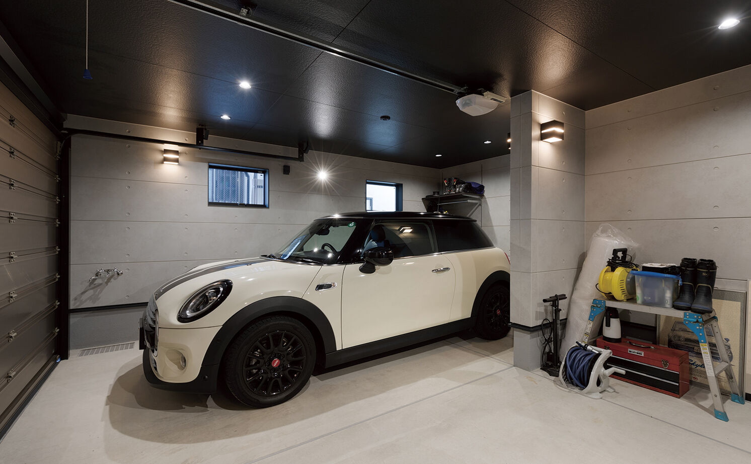 クラシスホーム 【3000万円台/63坪/二世帯住宅/ガレージ】ランドマークになる迫力のBOX外観。各世帯で寛げる距離感設計の家の建築実例画像2