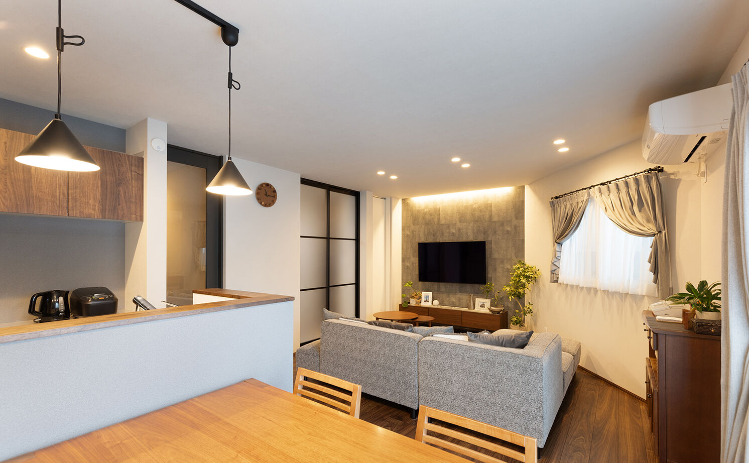 クラシスホーム 【3000万円台/63坪/二世帯住宅/ガレージ】ランドマークになる迫力のBOX外観。各世帯で寛げる距離感設計の家の建築実例画像11