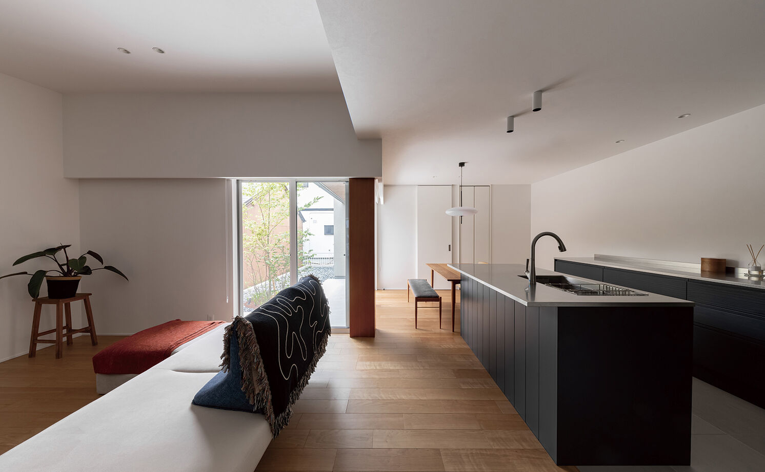 クラシスホーム 【2000万円台/平屋風/L字型/間取り図】飾り気のない余白を愉しむ。猫と暮らすシンプルな住まいの建築実例画像2