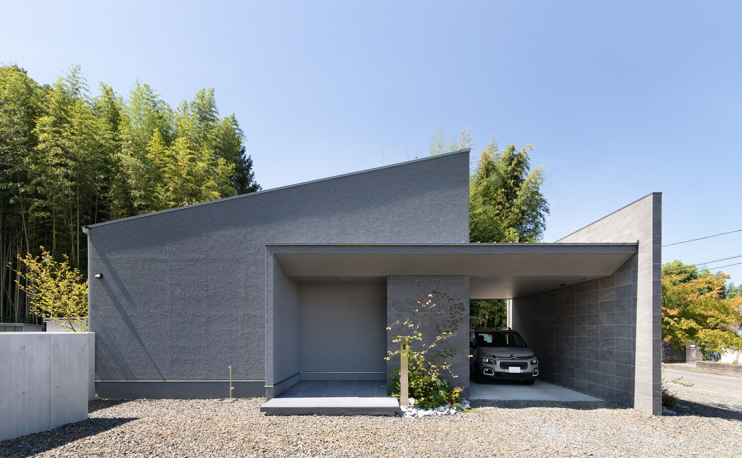 クラシスホーム 【3000万円台/4LDK/平屋/ガレージ/間取り図】陰影が引き立つモダンな住空間。快適動線も叶えた平屋建ての建築実例画像