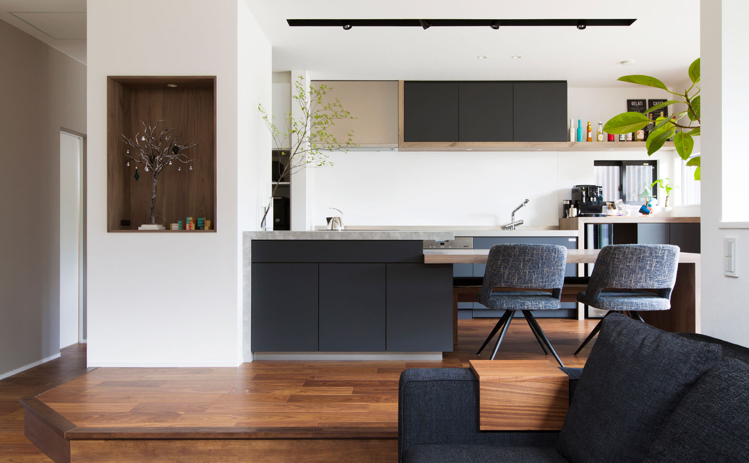 クラシスホーム 【1000万円台/2LDK/ガレージ/間取り図】生活感を感じないシンプルモダン空間に、四季折々の借景が映える家の建築実例画像4