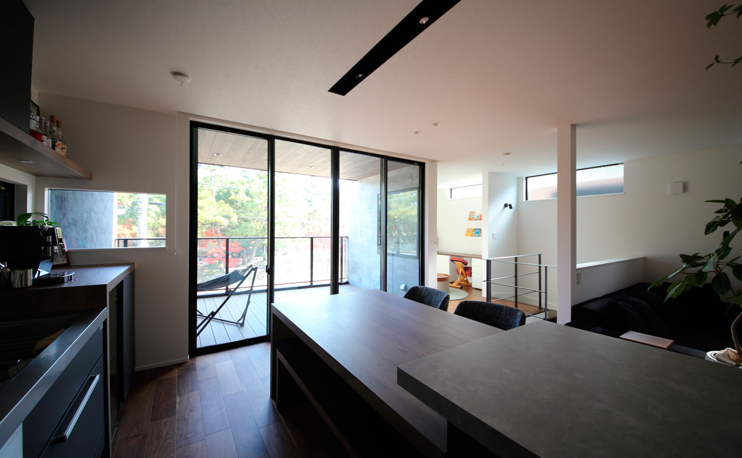 クラシスホーム 【1000万円台/2LDK/ガレージ/間取り図】生活感を感じないシンプルモダン空間に、四季折々の借景が映える家の建築実例画像9