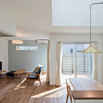 クラシスホーム 【1000万円台/4LDK/中庭/吹抜け/間取り図】外観から想像できない開放感。明るさとのびやかさに溢れた家の建築実例画像2