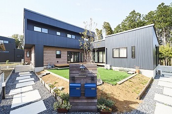 スタジオ・チッタ 【3450万円/55坪/間取り図有】芝生の庭を中心に、親子世帯がほどよい距離で暮らす。L字に配した二世帯住宅の建築実例画像2