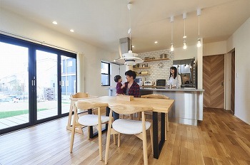 スタジオ・チッタ 【3450万円/55坪/間取り図有】芝生の庭を中心に、親子世帯がほどよい距離で暮らす。L字に配した二世帯住宅の建築実例画像4