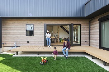 スタジオ・チッタ 【3450万円/55坪/間取り図有】芝生の庭を中心に、親子世帯がほどよい距離で暮らす。L字に配した二世帯住宅の建築実例画像10