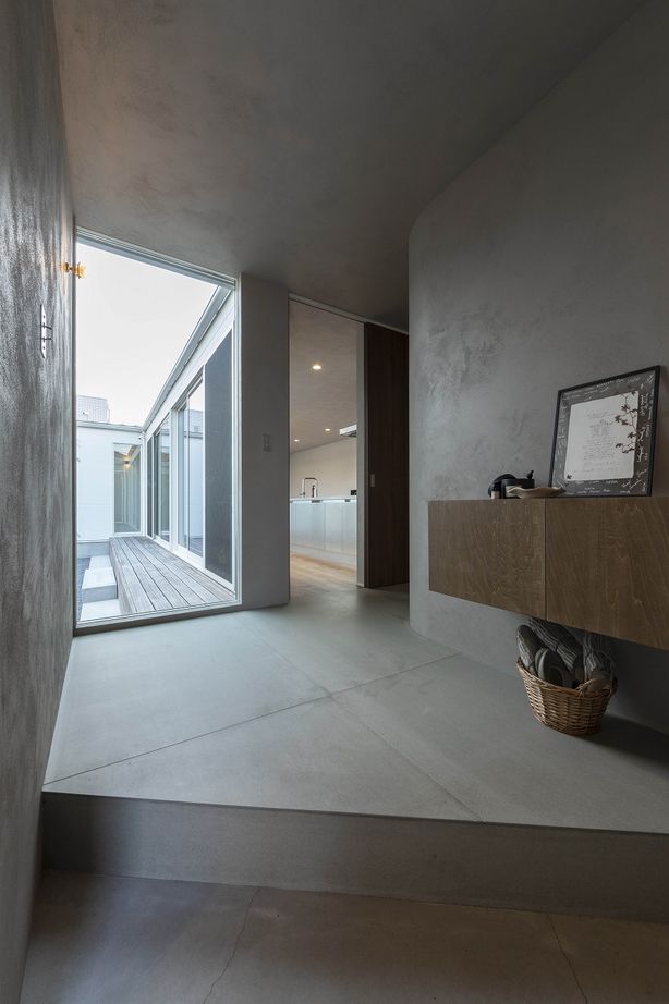 スタジオ・チッタ 【2860万円／26坪／間取り図／平屋】グレージュカラーに描く美しい印影。中庭を取り囲むコの字型の平屋の建築実例画像2