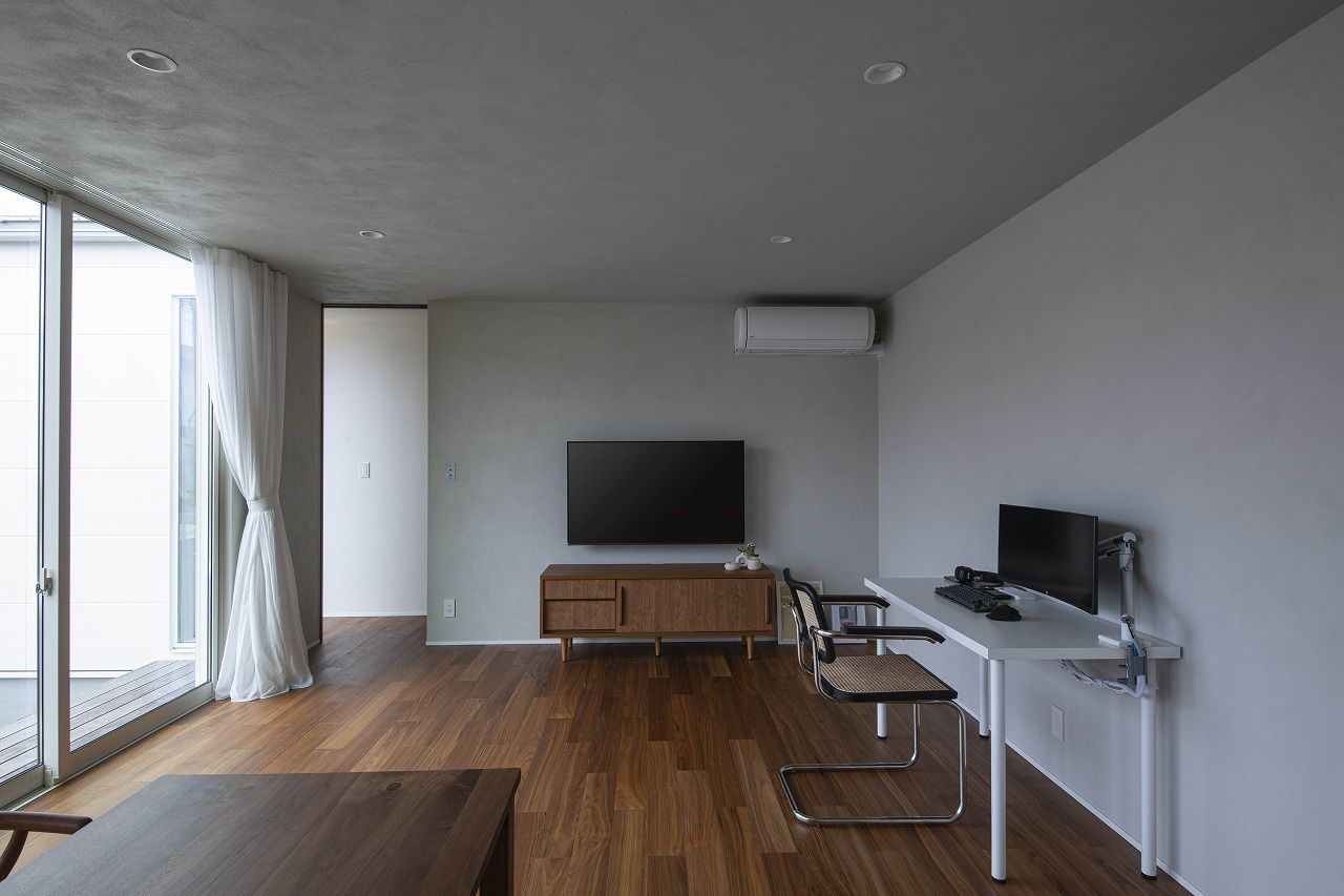 スタジオ・チッタ 【2860万円／26坪／間取り図／平屋】グレージュカラーに描く美しい印影。中庭を取り囲むコの字型の平屋の建築実例画像5