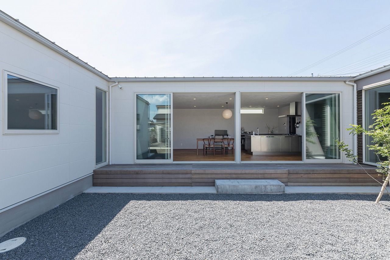 スタジオ・チッタ 【2860万円／26坪／間取り図／平屋】グレージュカラーに描く美しい印影。中庭を取り囲むコの字型の平屋の建築実例画像9