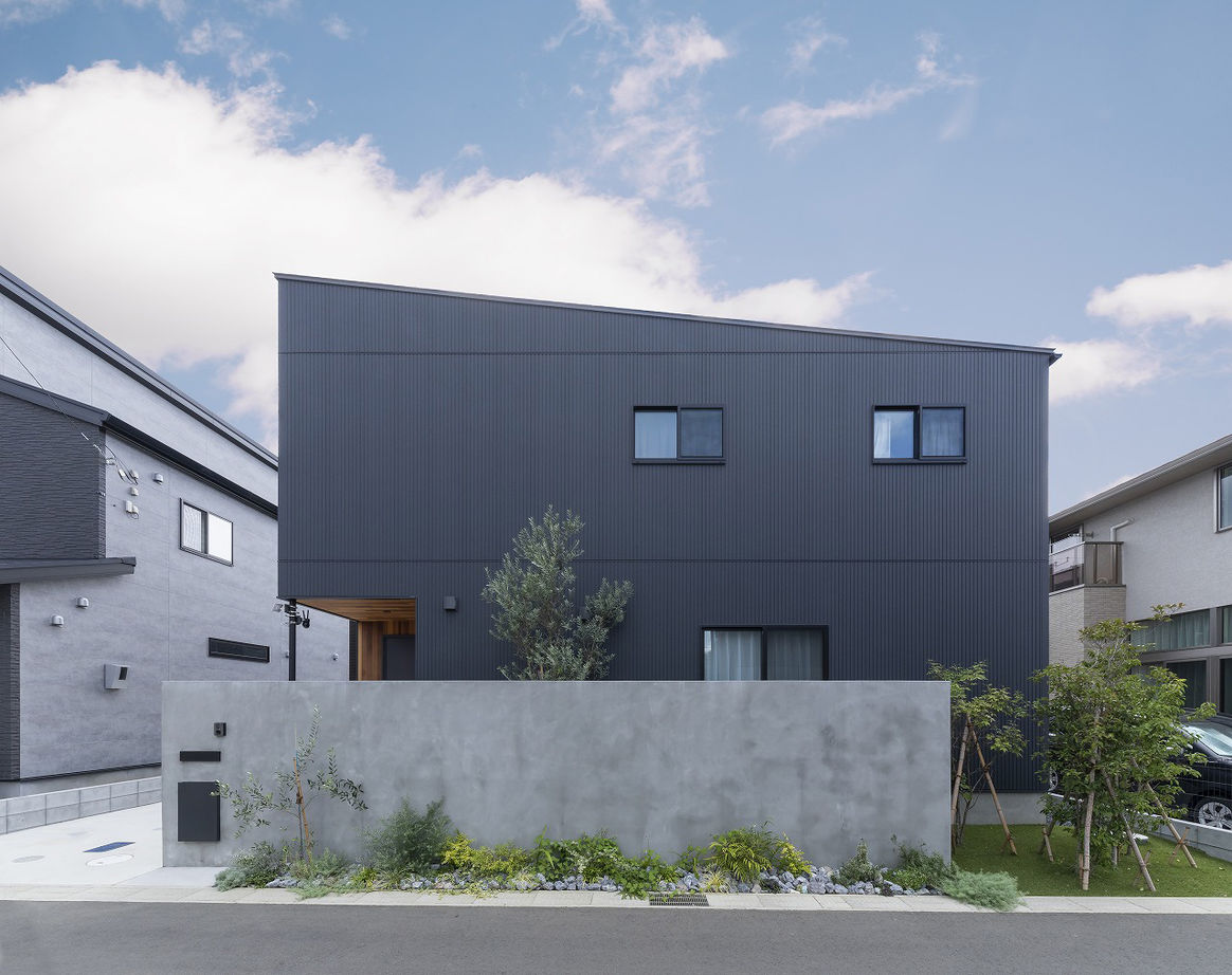 スタジオ・チッタ 【3100万円／33.5坪／間取り図】閉ざされた外観からは想像もできない、中庭に開いたグレイッシュリビングの建築実例画像1