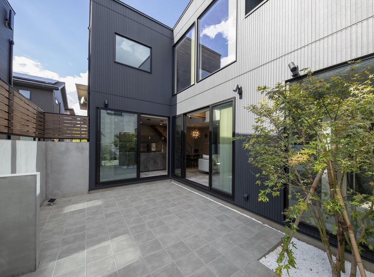 スタジオ・チッタ 【3100万円／33.5坪／間取り図】閉ざされた外観からは想像もできない、中庭に開いたグレイッシュリビングの建築実例画像8